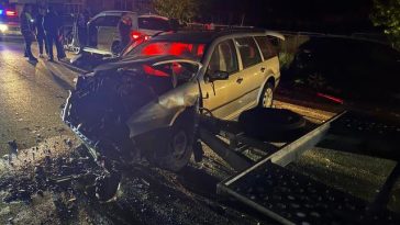 Neamţ – Doi bărbaţi au fost răniţi într-un accident rutier la Târgu Neamţ / Maşina în care se aflau, lovită de un autocamion cu remorcă şi proiectată în trei maşini parcate – FOTO