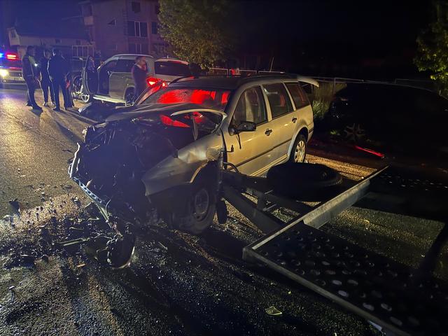 Neamţ – Doi bărbaţi au fost răniţi într-un accident rutier la Târgu Neamţ / Maşina în care se aflau, lovită de un autocamion cu remorcă şi proiectată în trei maşini parcate – FOTO