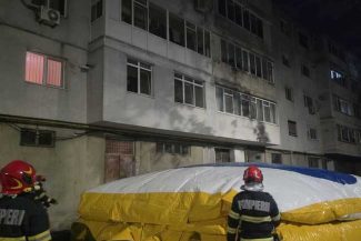 Un bărbat ameninţă că se aruncă de la etajul al patrulea al unui bloc din Brăila / Pompierii au pregătit o pernă pneumatică / Un negociator al Poliţiei, la faţa locului