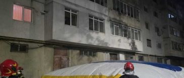 Un bărbat ameninţă că se aruncă de la etajul al patrulea al unui bloc din Brăila / Pompierii au pregătit o pernă pneumatică / Un negociator al Poliţiei, la faţa locului