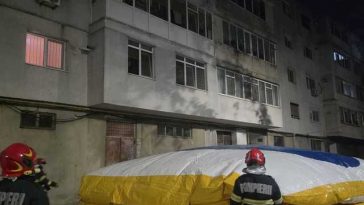 Un bărbat ameninţă că se aruncă de la etajul al patrulea al unui bloc din Brăila / Pompierii au pregătit o pernă pneumatică / Un negociator al Poliţiei, la faţa locului