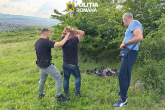 Femeie bătută de fostul soţ, salvată de poliţişti/ Aceştia l-au prins şi reţinut pe presupusul agresor ascuns în pădure, după o amplă operaţiune de căutare care a durat o noapte întreagă şi la care au participat peste 40 de poliţişti şi jandarmi – FOTO