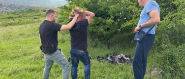 Femeie bătută de fostul soţ, salvată de poliţişti/ Aceştia l-au prins şi reţinut pe presupusul agresor ascuns în pădure, după o amplă operaţiune de căutare care a durat o noapte întreagă şi la care au participat peste 40 de poliţişti şi jandarmi – FOTO