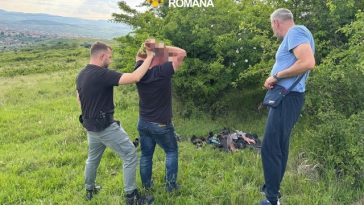 Femeie bătută de fostul soţ, salvată de poliţişti/ Aceştia l-au prins şi reţinut pe presupusul agresor ascuns în pădure, după o amplă operaţiune de căutare care a durat o noapte întreagă şi la care au participat peste 40 de poliţişti şi jandarmi – FOTO