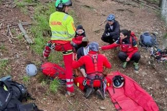 Biciclist, grav rănit în Munţii Făgăraş / Echipa de prim ajutor a fost lăsată prin troliere la locul accidentului – Victima, preluată de elicopter