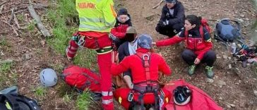 Biciclist, grav rănit în Munţii Făgăraş / Echipa de prim ajutor a fost lăsată prin troliere la locul accidentului – Victima, preluată de elicopter