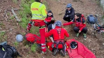 Biciclist, grav rănit în Munţii Făgăraş / Echipa de prim ajutor a fost lăsată prin troliere la locul accidentului – Victima, preluată de elicopter