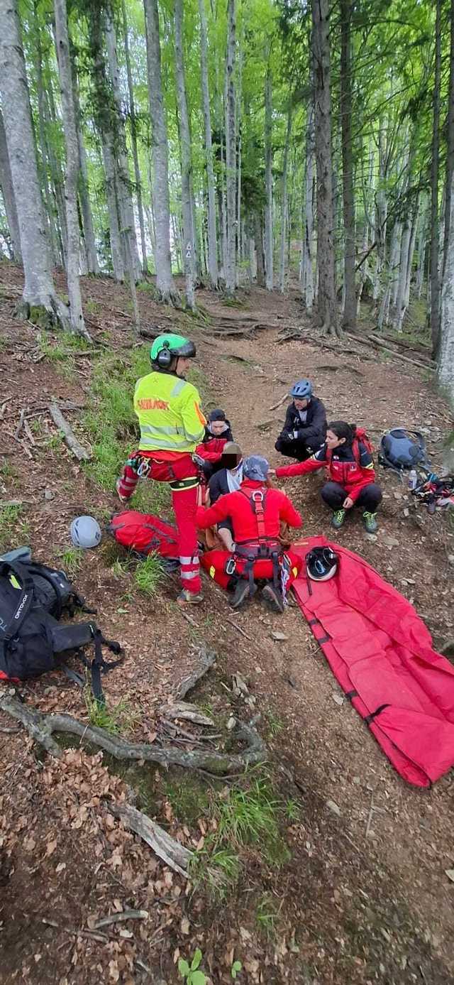 Biciclist, grav rănit în Munţii Făgăraş / Echipa de prim ajutor a fost lăsată prin troliere la locul accidentului – Victima, preluată de elicopter