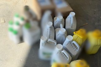 Timiş: Zeci de litri de erbicide şi pesticide, dar şi cutii de raticid expirate, descoperite într-un depozit din judeţul Timiş