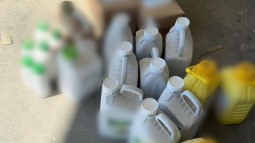 Timiş: Zeci de litri de erbicide şi pesticide, dar şi cutii de raticid expirate, descoperite într-un depozit din judeţul Timiş