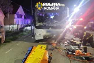 Maramureş: O tânără care avea o concentraţie de 0,54 mg/l alcool pur în aerul expirat a pierdut controlul maşinii pe care o conducea şi a lovit un autobuz / Cinci persoane au fost rănite