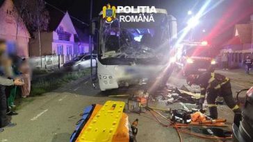 Maramureş: O tânără care avea o concentraţie de 0,54 mg/l alcool pur în aerul expirat a pierdut controlul maşinii pe care o conducea şi a lovit un autobuz / Cinci persoane au fost rănite