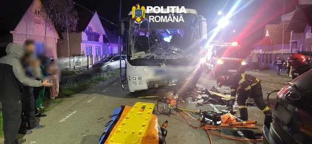 Maramureş: O tânără care avea o concentraţie de 0,54 mg/l alcool pur în aerul expirat a pierdut controlul maşinii pe care o conducea şi a lovit un autobuz / Cinci persoane au fost rănite