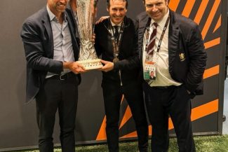 Prinţul William a băut bere cu jucătorii de la Aston Villa, după câştigarea Ligii Europa – VIDEO