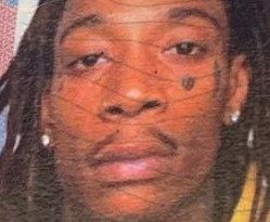 Rapperul Wiz Khalifa, condamnat la nouă luni de închisoare cu executare după ce a fumat o ţigară cu cannabis pe scena festivalului Beach, Please, dat în urmărire de Poliţia Română