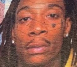 Rapperul Wiz Khalifa, condamnat la nouă luni de închisoare cu executare după ce a fumat o ţigară cu cannabis pe scena festivalului Beach, Please, dat în urmărire de Poliţia Română