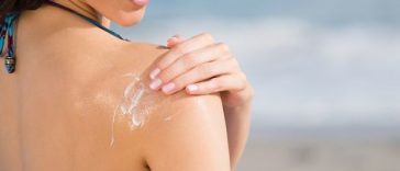 Confuziile legate de protecţia solară pot creşte riscul de melanom, avertizează experţii