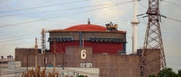 Două atacuri în două zile la Centrala Nucleară Zaporojie, ocupată de Rusia. Moscova şi Kievul se acuză reciproc de un atac cu dronă care a făcut o gaură în zidul sălii turbinelor. Şase autobuze şi două camioane distruse în alt atac la atelierul de transpo