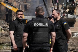 Zelenski a vizitat cartiere avariate la Kiev după atacul rus cu Oreşnik