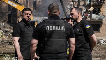 Zelenski a vizitat cartiere avariate la Kiev după atacul rus cu Oreşnik