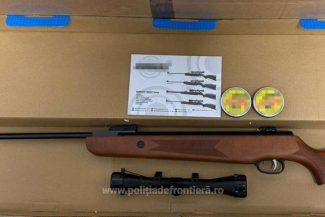 O armă cu aer comprimat, o lunetă şi 1.000 de proiectile, descoperite de poliţiştii de frontieră în zona Cargo a Aeroportului Cluj-Napoca / Coletul a fost trimis din Olanda