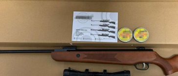 O armă cu aer comprimat, o lunetă şi 1.000 de proiectile, descoperite de poliţiştii de frontieră în zona Cargo a Aeroportului Cluj-Napoca / Coletul a fost trimis din Olanda