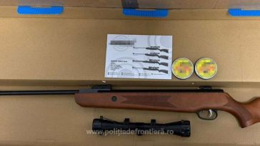 O armă cu aer comprimat, o lunetă şi 1.000 de proiectile, descoperite de poliţiştii de frontieră în zona Cargo a Aeroportului Cluj-Napoca / Coletul a fost trimis din Olanda