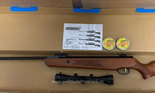 O armă cu aer comprimat, o lunetă şi 1.000 de proiectile, descoperite de poliţiştii de frontieră în zona Cargo a Aeroportului Cluj-Napoca / Coletul a fost trimis din Olanda