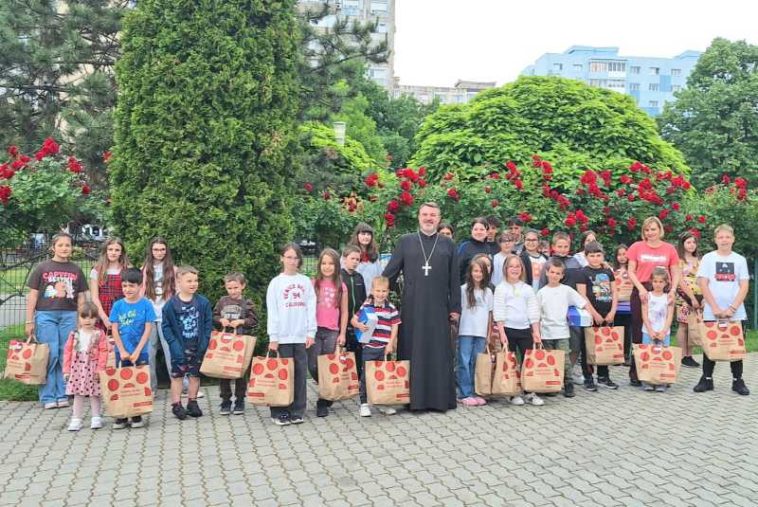 Timiș/ Protopopul Pereș, de Ziua Copilului: Darurile Bisericii Dacia pentru nevoiași, rază de bucurie