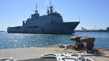 Nava de asalt amfibiu ‘Castilla’ aduce în România 200 de infanteriști marini spanioli