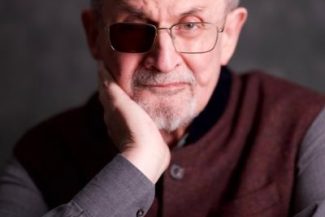 Salman Rushdie revine la ficțiune la patru ani după atacul cu cuțitul căruia i-a fost victimă