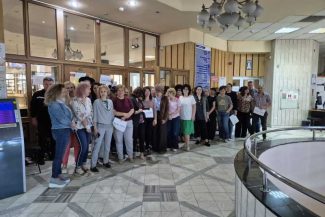 Mureș: Angajații din Finanțe, protest în fața instituției pe marginea proiectului legii salarizării