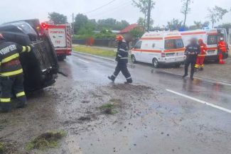 Suceava: Patru persoane rănite după ce un microbuz s-a răsturnat pe DN 2