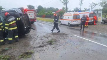 Suceava: Patru persoane rănite după ce un microbuz s-a răsturnat pe DN 2