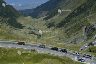 IGSU: O mașină a fost surprinsă de căderi de stânci pe Transfăgărășan