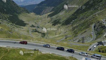 IGSU: O mașină a fost surprinsă de căderi de stânci pe Transfăgărășan