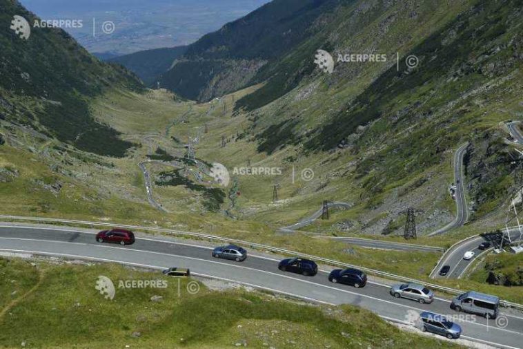 IGSU: O mașină a fost surprinsă de căderi de stânci pe Transfăgărășan