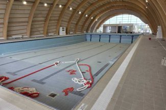 Arad: Bazinul de înot din Ineu va fi deschis în toamnă, cu o întârziere de doi ani (GALERIE FOTO)
