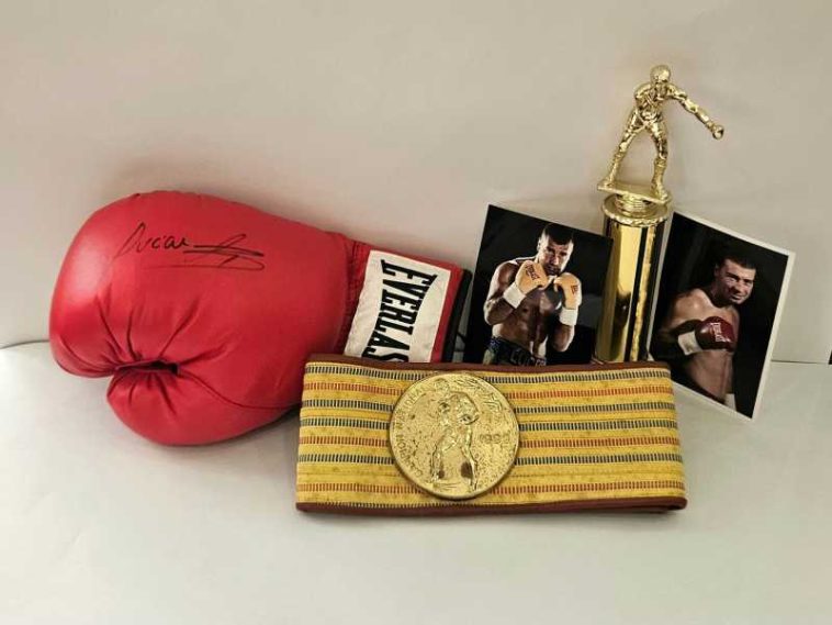 Campanie MNIR/ Lucian Bute – primul sportiv care donează muzeului bunuri legate de cariera sa