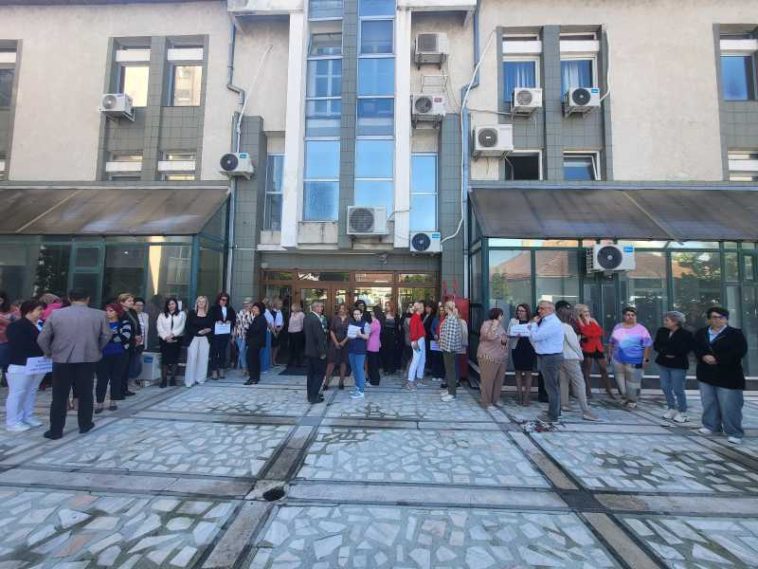 Protest salarizare/Bistrița-Năsăud: Angajații de la Finanțe au întrerupt lucrul timp de două ore