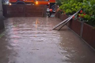 Giurgiu: Ploi torențiale de cod portocaliu au inundat curți, străzi și case în două localități din județ