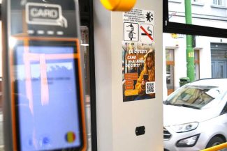 Arad: Călătorii care folosesc tramvaie și autobuze în municipiu au acces instant la o bibliotecă digitală cu 50.000 de materiale