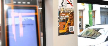 Arad: Călătorii care folosesc tramvaie și autobuze în municipiu au acces instant la o bibliotecă digitală cu 50.000 de materiale