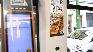 Arad: Călătorii care folosesc tramvaie și autobuze în municipiu au acces instant la o bibliotecă digitală cu 50.000 de materiale
