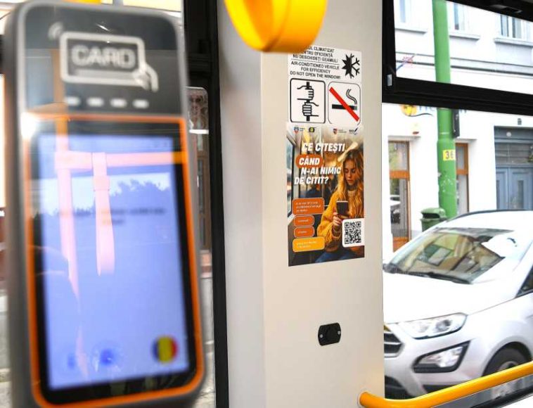 Arad: Călătorii care folosesc tramvaie și autobuze în municipiu au acces instant la o bibliotecă digitală cu 50.000 de materiale
