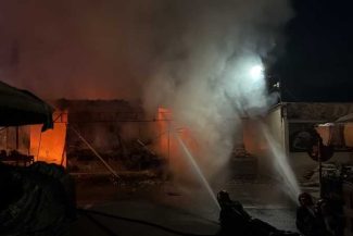 Argeș: Incendiu la mai multe standuri dintr-o piață en-gros de fructe și legume din Pitești