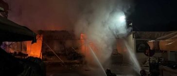 Argeș: Incendiu la mai multe standuri dintr-o piață en-gros de fructe și legume din Pitești