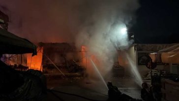 Argeș: Incendiu la mai multe standuri dintr-o piață en-gros de fructe și legume din Pitești