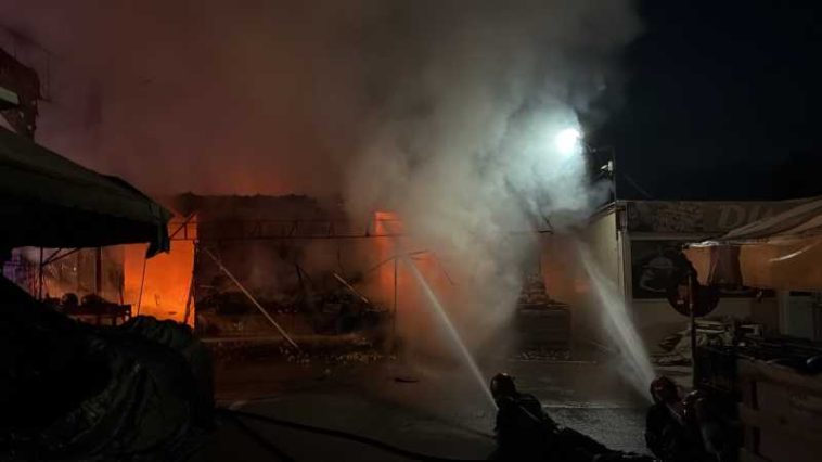 Argeș: Incendiu la mai multe standuri dintr-o piață en-gros de fructe și legume din Pitești