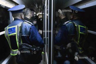Bistrița-Năsăud: Mai multe persoane, reținute după ce au făcut scandal și au aruncat cu pietre într-un tren